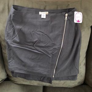 ✨BOGO FREE✨Cute zip up mini skirt size medium!